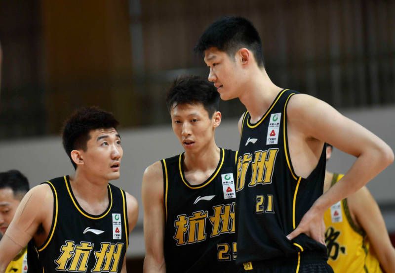 活塞惨遭25连败距历史最长连败纪录仅差1场今日NBA常规赛，活塞111-119主场不敌八人缺战的爵士，惨遭25连败。